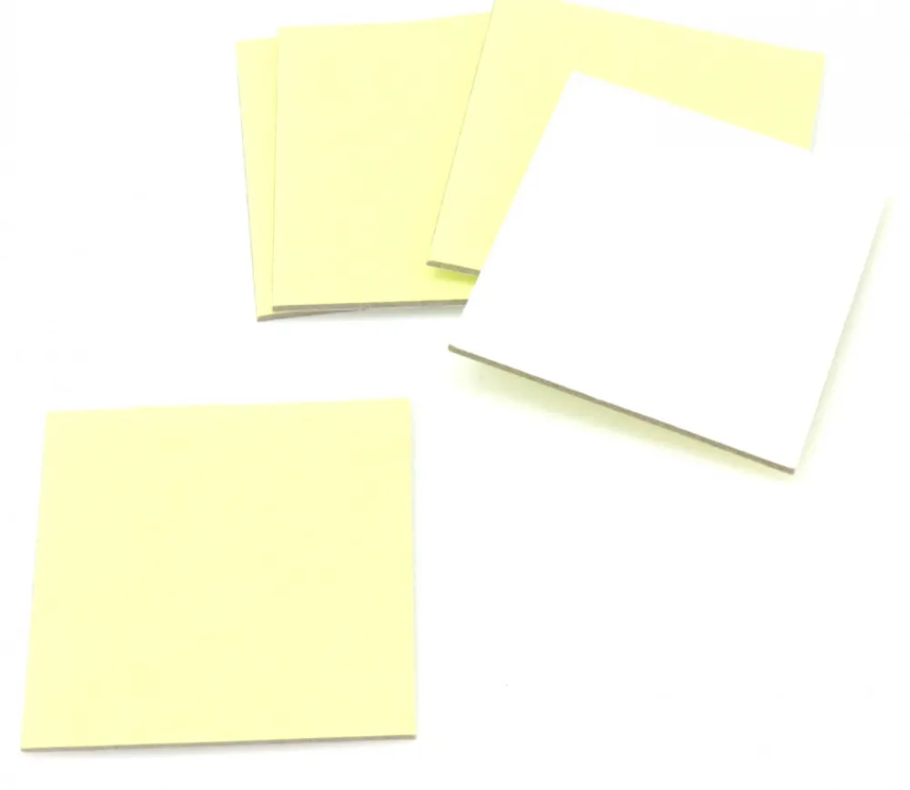 Tout Pour le Jeu 24 carrés 4 x 4 cm carton rigide jaune/blanc vierge tuiles à personnaliser