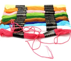 Tout Pour le Jeu 12 échevettes de fils en coton coloré