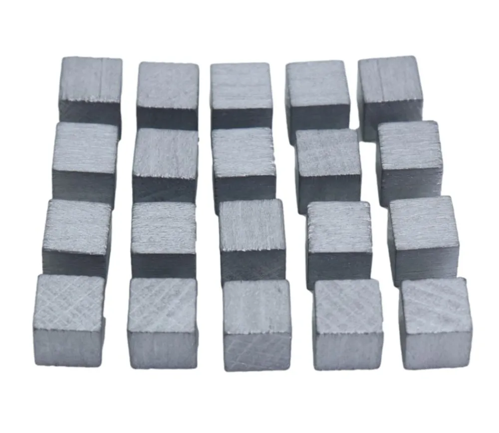 Tout Pour le Jeu 20 cubes en bois 1 cm argentés