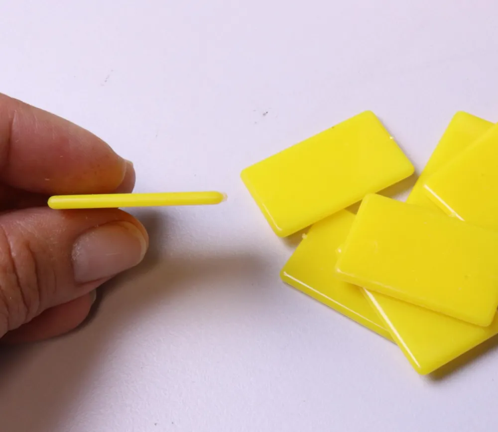 Tout Pour le Jeu 500 Jetons petits rectangles épais 3.2 x 2 cm en plastique jaune