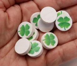 Tout Pour le Jeu 10 Jetons trèfle 4 feuilles -porte bonheur en bois 15 mm