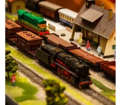 Tout Pour le Jeu 120 personnages miniatures colorés en plastique