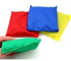 Tout Pour le Jeu 4 petits sacs tissus multicolores remplis de graines 12 x 12 cm