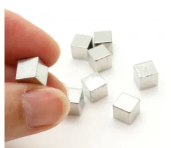 Tout Pour le Jeu Cube métal argent 8 mm. 8 x 8 x 8 mm à l'unité