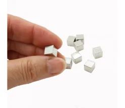 Tout Pour le Jeu Cube métal argent 8 mm. 8 x 8 x 8 mm à l'unité