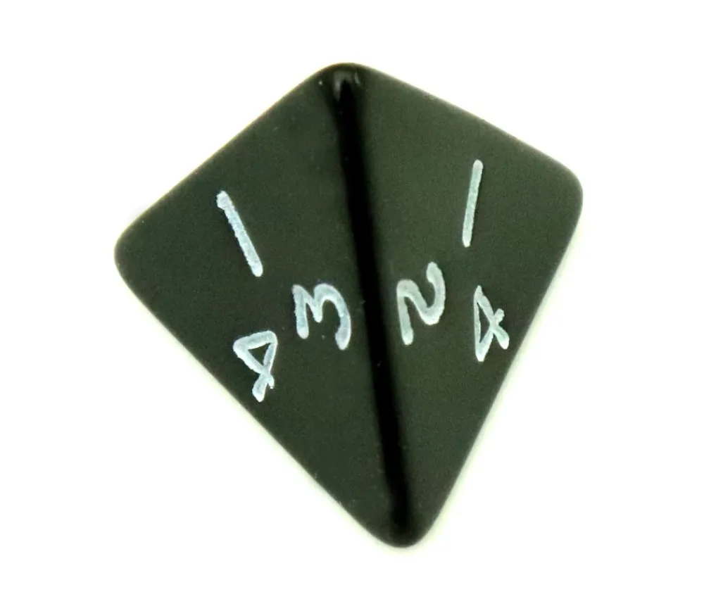 Tout Pour le Jeu Dé 4 faces pyramide 1 à 4 opaque à l'unité (couleur mise au hasard)