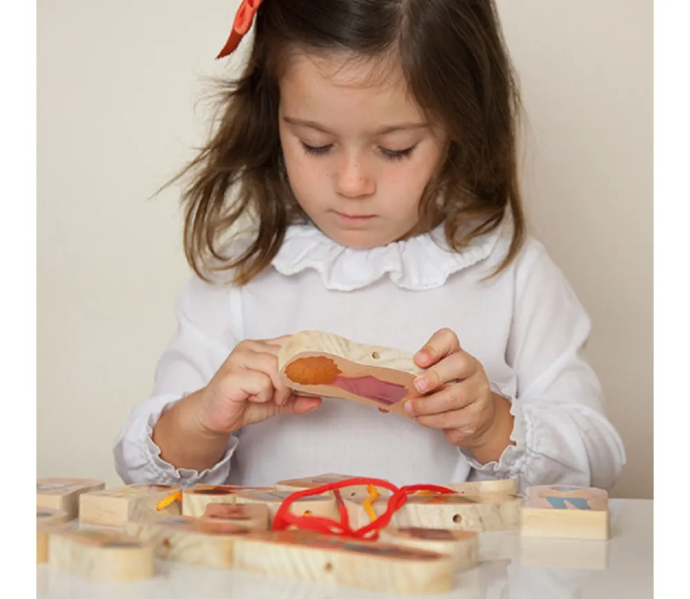 Tout Pour le Jeu Familles du monde - 24 figurines bois à relier