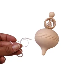 Tout Pour le Jeu Grosse toupie bois brut avec lanceur ficelle 10.7 cm