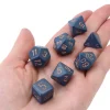 Tout Pour le Jeu Set 7 dés multi-faces bleu-gris chiffres dorés.