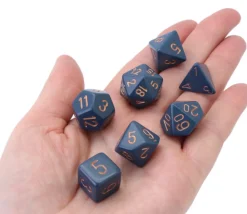 Tout Pour le Jeu Set 7 dés multi-faces bleu-gris chiffres dorés.