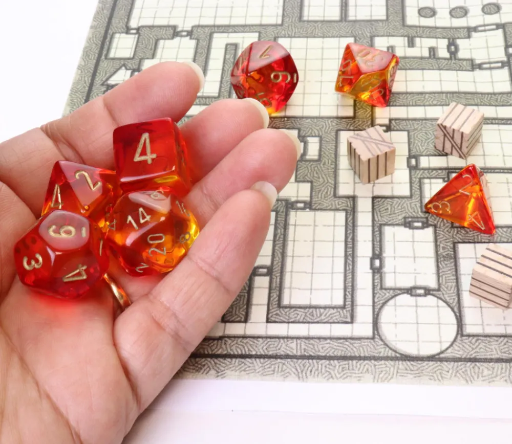 Tout Pour le Jeu Set 7 dés multi-faces rouge et jaune translucide chiffres dorés