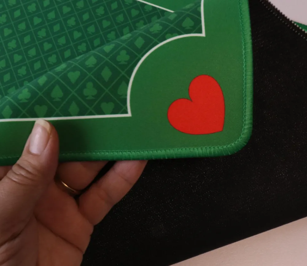 Tout Pour le Jeu Tapis Belote premium 40 x 60 cm Classique avec bords galonnés. Pique coeur trèfle carreau