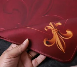 Tout Pour le Jeu Tapis Tarot premium rouge Fleur de Lys 60 cm contour galonné